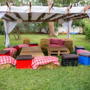 pallet tables with hay and crate seating urban live events FILEminimizer 1